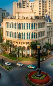 um grande edifício com carros numa rua da cidade em Rodas An Ecotel Hotel em Mumbai