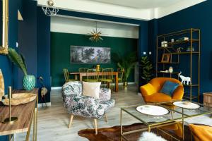 ein Wohnzimmer mit blauen und grünen Wänden in der Unterkunft HOLT - Welcome to the Jungle in Bukarest
