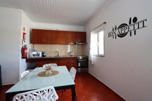 eine Küche mit Tisch und Stühlen in einem Zimmer in der Unterkunft Monte Mar House in Ribeira Grande