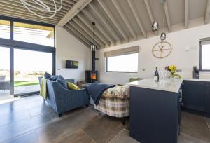 kuchnia i salon z kanapą i stołem w obiekcie Dorset Eco Retreats w mieście Ansty