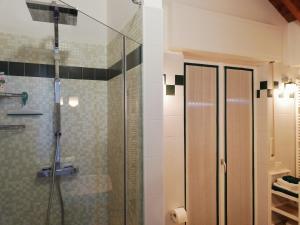 W łazience znajduje się prysznic ze szklanymi drzwiami. w obiekcie B&B LE MAGNOLIE w mieście Gallarate