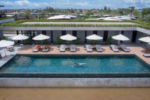 Výhled na bazén z ubytování Amber Kampot nebo okolí