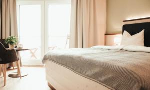Postel nebo postele na pokoji v ubytování BE BIO Hotel be natural - direkt am Wasser
