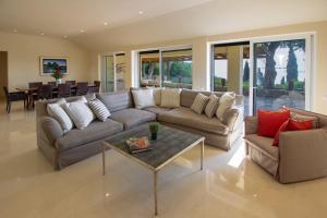 sala de estar con sofá y mesa en Villa Naldera en Kommeno