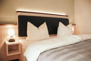 Postel nebo postele na pokoji v ubytování BE BIO Hotel be natural - direkt am Wasser