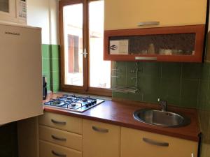 una cucina con lavandino, piano cottura e finestra di Apartment Luna met Airco Wifi en Zwembad a Novigrad Istria