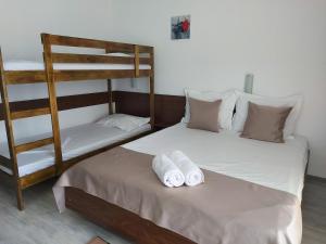 - 2 lits superposés dans un dortoir avec une échelle dans l'établissement Complex Mediteranean Mamaia, à Mamaia