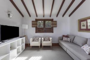 拉克魯斯的住宿－La Casita de Los Orovales，带沙发和平面电视的客厅
