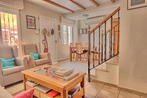 ein Wohnzimmer mit einem Tisch und einem Esszimmer in der Unterkunft 023 - Puerto Arrecife II 001 - comfortHOLIDAYS in Santa Pola