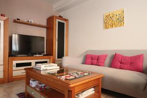 ein Wohnzimmer mit einem Sofa und einem Couchtisch in der Unterkunft 023 - Puerto Arrecife II 001 - comfortHOLIDAYS in Santa Pola