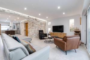 a living room with a couch and a tv at Villa Azzurro in Vela Luka