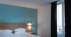 Postel nebo postele na pokoji v ubytování Hotel Mirabeau Eiffel
