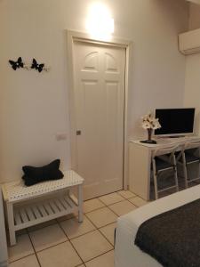 A television and/or entertainment centre at B&B LE MAGNOLIE
