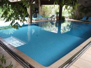 - une piscine d'eau bleue dans un complexe dans l'établissement Manoir de Trégaray, à Sixt-sur-Aff