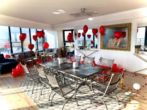 une salle à manger avec une table et des ballons rouges dans l'établissement Brater Luxury, à Bucarest