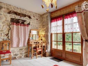 Cette chambre dispose d'une porte en bois et d'une table avec un miroir. dans l'établissement Les Grands Champs, à Attignat-Oncin