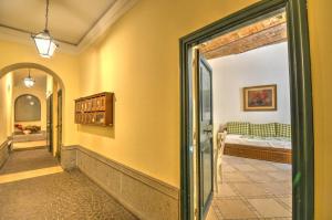 羅馬的住宿－Navona Fico Apartment，走廊上设有通往卧室的门