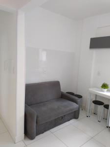 una sala de estar con un sofá y una mesa en Apartamento no centro - 2, en Balneário Camboriú