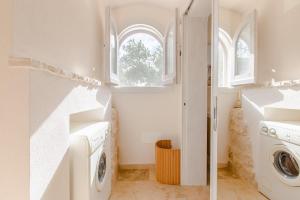 un lavadero con lavadora y secadora en Il trullo della Quercia, en San Michele Salentino