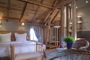 A bed or beds in a room at Auberge de la Source - Hôtel de Charme, Collection Saint-Siméon