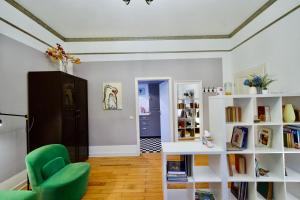Knihovna v apartmánu