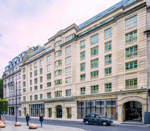 ein großes Gebäude, vor dem ein Auto geparkt war in der Unterkunft Middle Eight - Covent Garden in London