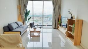 sala de estar con sofá y ventana grande en No.12 The Heya @ Japanese Style Super Comfort House, en Puchong