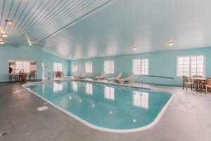 a large indoor pool with chairs and a table at Quality Inn & Suites in Big Stone Gap