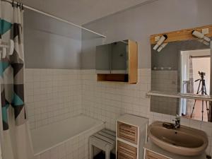 A bathroom at Réf 12 : Appartement 4 pers Les Impériaux II n°9