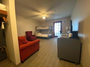 Elk River的住宿－麋鹿河江山旅館，带沙发和双层床的客厅