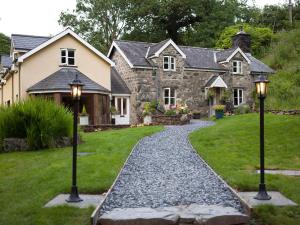 a house with two lights in the front yard at Pandy Isaf in Dolgellau