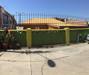 a green fence in front of a building at Barros Borgoño 1 Departamento in Valparaíso