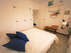 サガロにあるE31063 les mimosesのベッドルーム(青い枕の大きな白いベッド付)