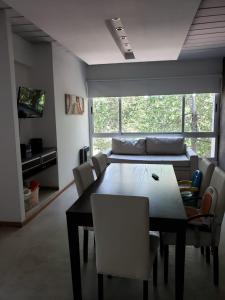 sala de estar con mesa de comedor y sillas en Apartamento Ana del Mar en Las Gaviotas