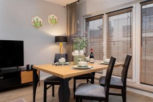 Televízia a/alebo spoločenská miestnosť v ubytovaní Exclusive Apartments Mostowa by Renters Prestige