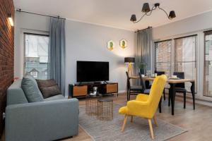 Televízia a/alebo spoločenská miestnosť v ubytovaní Exclusive Apartments Mostowa by Renters Prestige