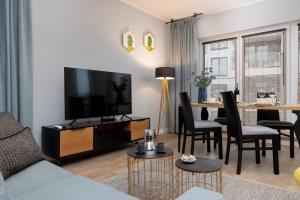 Televízia a/alebo spoločenská miestnosť v ubytovaní Exclusive Apartments Mostowa by Renters Prestige