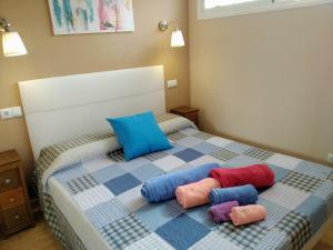 A bed or beds in a room at Oasis Marina Apartament