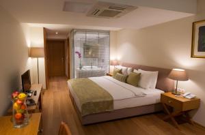 Postel nebo postele na pokoji v ubytování Wame Suite Hotel Nisantasi