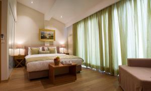 イスタンブールにあるWame Suite Hotel Nisantasiのベッドとソファ付きのホテルルーム