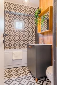 baño con suelo de baldosa blanco y negro en Timpuri Noi - Studio 54 by MRG Apartments, en Bucarest