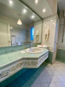 Kamar mandi di Villa Alda Suites & Rooms