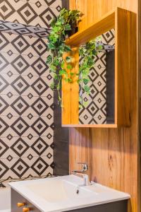 un baño con lavabo y espejo en Timpuri Noi - Studio 54 by MRG Apartments, en Bucarest