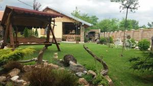 兹雷尼亚宁Rita Apartman & Studio的一个带秋千的庭院