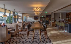 Uma área de estar em Carlton Hotel Dublin Airport
