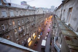 Blick auf eine Straße in einer Stadt mit Gebäuden in der Unterkunft Khreshchatyk Apart Hotel Passage in Kiew