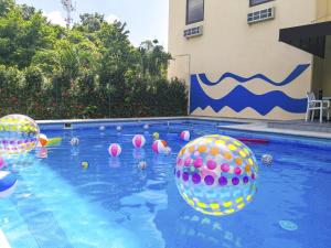 ein Schwimmbad mit Bällen im Wasser in der Unterkunft Paris FC Express in Poza Rica de Hidalgo