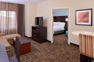 une chambre d'hôtel avec un lit et une télévision dans l'établissement Staybridge Suites Indianapolis-Fishers, an IHG Hotel, à Fishers