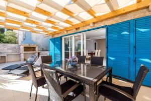 Patio alebo iná vonkajšia časť ubytovania Luxury Apartment Marina View No 1