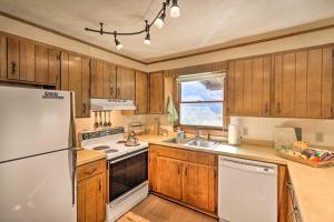 Quaint Maggie Valley Cabin with Mountain Views!